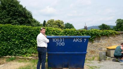 Bild: bey
Nur noch ein Container, ausschließlich für Grüngut, steht am südlichen, oder auch oberen Ausgang des städtischen Friedhofes.
