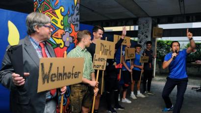 Bild: Stephan Huber
Peter Welnhofer (links) ließ sich zum Abschied von Schülern in sieben Sportarten herausfordern. Organisiert hatte diesen Programmpunkt Sport-Fachbereichsleiter Matthias Harbauer (rechts).