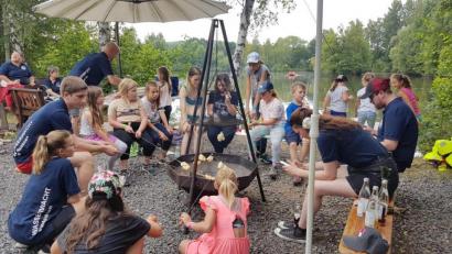 Bild: Pascal Fischer/exb
Einen unterhaltsamen Nachmittag bescherte die Wasserwacht Kindern am Kassecker-Teich. Gemeinsames Grillen beendete die „Naturrallye“. Sie bildete den Auftakt des Ferienprogramms der Stadt Waldsassen.