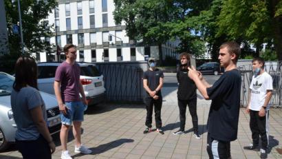 Bild: Kunz
Projektleiterin Johanna Grillenbeck mit Schülern der Staatlichen Wirtschaftsschule.