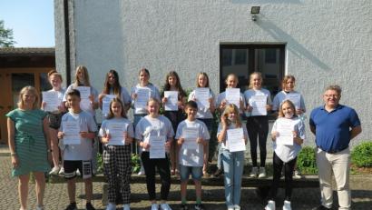 Bild: jzk
Bei der Aushändigung der Streitschlichter-Urkunden dankte Realschuldirektor German Helgert (rechts) der Ausbildungslehrerin Miriam Schraml (links) und gratulierte den neuen Streitschlichtern.