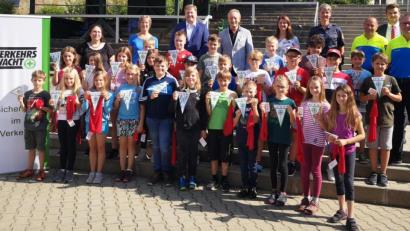 Bild: Christine Demleitner-Breunig/exb
Die erfolgreichen Viertklässler aus den Grundschulen Kastl und Hohenburg zusammen mit (von links) Lehrerin Cornelia Schemainda, Lehrerin Gertrud Lautenschlager, Bürgermeister Stefan Braun, Gernot Schötz, Rektorin Ulrike Hampel-Sperlich, der Polizeibeamtin Ram-Höcherl, Harald Heselmann, Fabian Gräml und Markus Neumeyer.