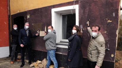 Bild: Stephan Huber
Hammerschlag statt Spatenstich fürs künftige Hotel Bootshaus (von links): OB Michael Cerny, Baureferent Markus Kühne, Architekt Georg Zunner und die Bauherrn Eva Bogner und Klaus Herdegen.