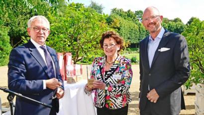 Bild: Metropolregion/exb
Altoberbürgermeisterin Birgit Seelbinder erhielt den Award der Metropolregion Nürnberg. Das Foto zeigt sie mit den beiden Vorsitzenden Johann Kalb (links) und Klaus Wübbenhorst.