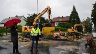 Bild: szl
Bürgermeister Franz Stahl und Stadtwerke-Leiter Thomas Kraus (von rechts) informieren über die Sperrung der St.-Peter-Straße.