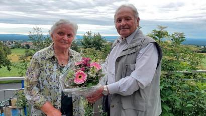 Bild: wro
Franziska Vogl aus Kösching ist mit ihren 90 Jahren das älteste Mitglied des Fuchsmühler Holzrechtler-Stammtisches. Zum runden Geburtstag gratulierte Stammtisch-Chef Heinrich Schärl (rechts).