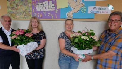 Bild: le
"Wir sind überaus dankbar für euer Engagement im Dienst der Kinder und Eltern", dankten Karl Tabert (rechts) und der bisherige Organisator Alfons Lehner (links) die bisher tätigen Betreuerinnen Elke Löw (Zweite von links) und Jana Schmidt (Zweite von rechts).