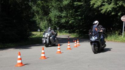 Bild: frd
Auch Slalomfahren stand als Übung auf dem Ausbildungsplan. Die Teilnehmer erlangen mehr Sicherheit fürs Kurvenfahren und für Ausweichmanöver.