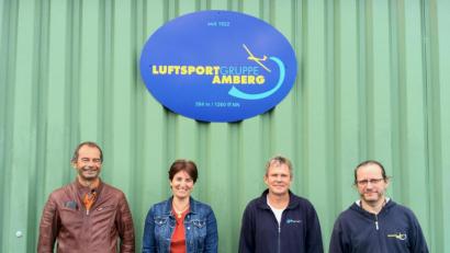 Bild: Stefan Lehmeier/ Luftsportgruppe Amberg
Die neue Vorstandschaft der Luftsportgruppe (von links): Vorsitzender Jörg Pfab, zweite Vorsitzende Dr. Katrin Herrmann-Rogenhofer, Schatzmeister Gerhard Götz, Schriftführer Felix Domke, nicht im Bild: dritter Vorsitzender Pierre Lenk