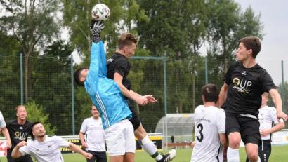 Bild: Rudolf Gebert
Der FC Tirschenreuth ist mit einer 0:2-Heimniederlage gegen den FC Lorenzreuth in die neue Bezirksliga-Saison gestartet. Hier fängt Gästetorwart Leon König den Ball vor FCT-Stürmer Nico Stark ab. Am Donnerstag geht's für die Kreisstädter zum Oberpfalzderby nach Poppenreuth.