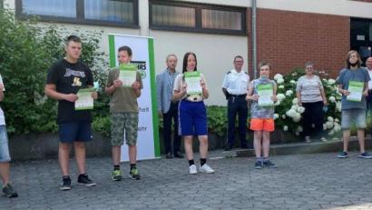 Bild: Michael Schaffer/exb
Sieben Schüler der Rupert-Egenberger-Schule feierten ihre Radfahrprüfung. Von links: Vordere Reihe: Schülerinnen und Schüler der Rupert-Egenberger-Schule, Annabell Matar; Hintere Reihe: Gernot Schötz, Markus Niedermeyer, Maria Birner, Harald Heselmann, Michael Schuierer