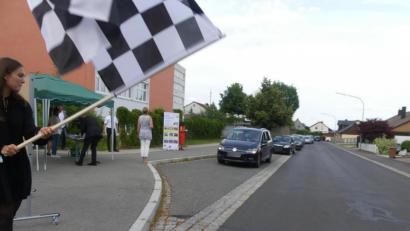 Bild: rn
Die Jahnstraße in Eschenbach wurde zur Startstrecke für einen neuen Lebensabschnitt. Flaggensignale gaben den Weg für die Abschlussschüler frei.