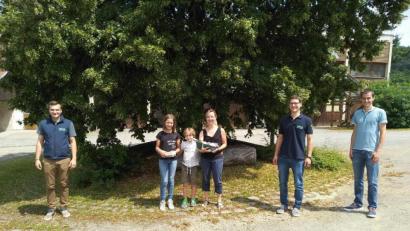 Bild: exb/Mathias Beutner
Die Studierenden Michael Meierhöfer (ganz links) und Matthias Werner (Zweiter von rechts) überreichen der Familie Bönchendorf einen Präsentkorb. Die Kinder Paul und Anna freuen sich über die Belohnung für die Teilnahme am Lehrpfad der HLS Almesbach.
