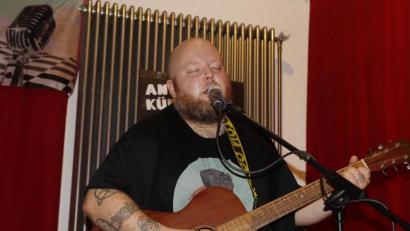 Bild: mfh
Ein Ereignis in Rosenberg: Andreas Kümmert singt und spielt in der Nusikkneipe Gestern.