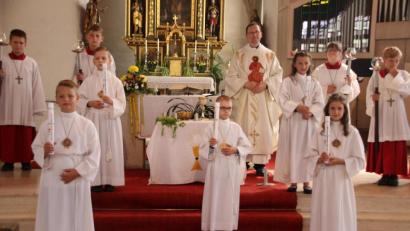 Bild: swo
Die erste Gruppe der Gebenbacher Kommunionkinder besteht aus Lisa Gebhardt, Erik Karl, Noah Matthies, Lilly Preuß und Paul Weigl, hier zusammen mit Pfarrvikar Christian Preitschaft.