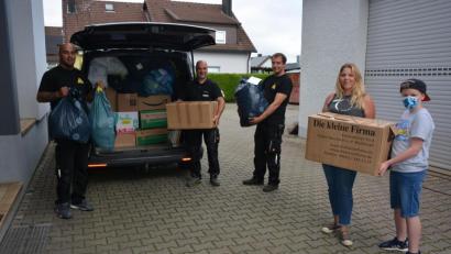 Bild: jr
Unterstützt wird Nadine Krause-Göbler (Zweite von rechts) bei der Organisation der Hilfsaktion für Flutopfer von ihrem Ehemann Alexander (Zweiter von links), den Mitarbeitern des Autohauses Krause und weiteren Helfern.