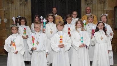 Bild: ads
In zwei Gruppen feierten 25 Kinder in der Basilika St. Martin mit Stadtpfarrer Thomas Helm (hinten links) und Diakon Richard Sellmeyer (hinten rechts) ihre Erstkommunion. Im Bild Gruppe 1.