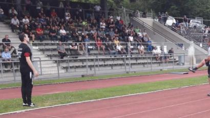 Bild: Jäckl
Jahn-Trainer Mersad Selimbegovic (rechts) demonstrierte den Fußballtrainer im Sepp-Simon-Stadion Übungen zu verschiedenen Trainingsmethoden.