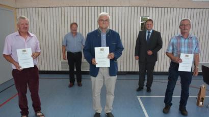 Bild: jr
Kommunale Dankurkunden wurden in der Stadtratssitzung an verdiente Kommunalpolitiker verliehen: (Vorne, von links) Herbert Böhm, Helmut Brandl und Albert Fröhlich. Ihnen gratulierten Bürgermeister Stefan Grillmeier (Zweiter von rechts) und sein Stellvertreter Johann Brandl. Beide hatten diese Auszeichnung schon zuvor am Landratsamt erhalten.