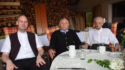 Bild: bö
Sebastian Dieling (Mitte) aus Hohenburg feiert 90. Geburtstag. Dazu gratulieren auch sein Bruder Konrad Dieling (rechts) und Pfarrer Hans-Jürgen Zeitler (links).