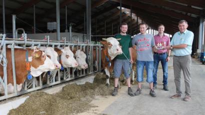 Bild: pi
Tobias Nickl (Zweiter von links) freut sich mit seinem Bruder Michael (links) über den von Dr. Thomas Nibler und Gerhard Schwarz (von rechts) übergebenen Ehrenpreis.