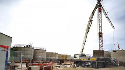 Bild: Thomas Dobler
Neben der Kläranlage der Naabtaler Milchwerke (links) entsteht derzeit eine Biogasanlage des Unternehmens.