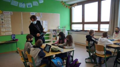 Archivbild: wel
Masken waren zuletzt Alltag in Schule, nach langen Phasen des Distanz- oder Wechselunterrichts. Um Lerndefizite bei Schülern aufzufangen, soll das Programm "Gemeinsam Brücken bauen" helfen.