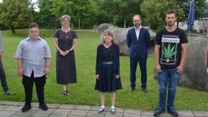 Bild: jr
Die Schüler (vorne von links) Simon Wettinger, Vanessa Meier und Lukas Später zusammen mit den Lehrkräften (von links) Schulleiter Klaus Jahn, Sabine Heß, Florian Seidl und Klassenleiterin Stefanie Hetz.