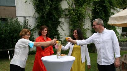 Bild: fpoz
Stellvertretende Schulleiterin Christa Besold, Rektorin Petra Andritzky, Bürgermeisterin Margit Bayer und Elternbeiratsvorsitzender Alexander Schraml (von links) stoßen auf den neuen Lebensabschnitt von Petra Andritzky an.
