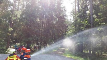 Bild: mde
Ein besonderes Erlebnis: Nachdem das „Feuer“ gelöscht war, konnten die Kinder selbst ans Strahlrohr.