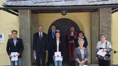 Bild: jr
Die Jubelkonfirmanden der Jahre 2020 und 2021 vor der Friedenskirche in Groschlattengrün mit Pfarrer Klaus Wening.