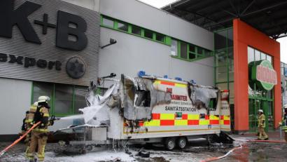 Bild: td
Der Wagen der Johanniter ist vor dem Globus Markt in Schwandorf vollständig abgebrannt.