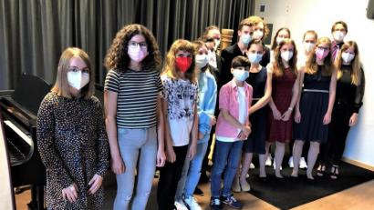 Bild: lg
Die Mitwirkenden der Konzertveranstaltung, die als 42. Klavierabend in die hauseigene Bilanz einging, mit dem Organisator, Studienrat Andreas Lehmann (Zweiter von rechts).