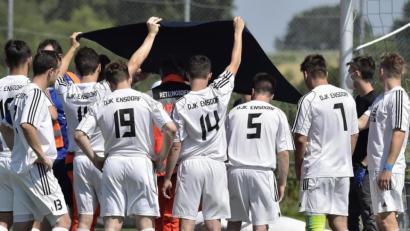 Bild: Hubert Ziegler
Die Spieler der DJK Ensdorf halten eine Plane über ihren verletzten Torhüter Maximilian Hauer, als dieser von den Rettungskräften versorgt wird.