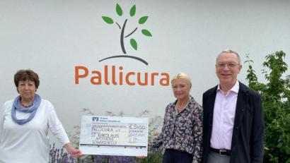 Bild: Norgauer/exb
In den Genuss einer Spendensumme kam unter anderem Pallicura, ein Verein zur Förderung der Palliativ- und Hospizversorgung in Schwandorf. Das Geld nahm stellvertretend Sonja Kellner aus den Händen von Gabi und Thomas Wittleben entgegen.