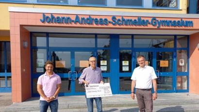 Bild: Wolfgang Malzer/exb 
Dr. Josef Ziegler (Mitte) freute sich über die unerwartete Spende des Nabburger Gymnasiums und sprach Schulleiter Christian Schwab (rechts), Organisator Wolfgang Malzer (links) sowie der gesamten Schulfamilie seinen Dank aus.