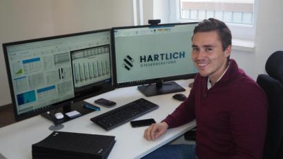Bild: bl
Fabian Hartlich aus Schwarzenfeld zählt mit 25 Jahren zu Deutschlands jüngsten Steuerberatern und wagt sich in einen Bereich vor, den seine Kollegen eher scheuen: den internationalen Online-Handel.