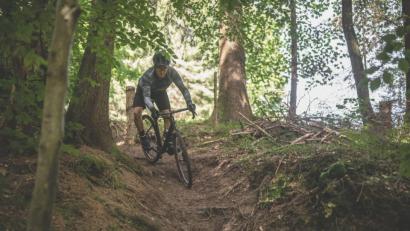 Bild: Lars Scharl/Cube/exb
Gravelbikes, also robuste, geländegängige Rennräder, boomen seit einigen Jahren – auch bei Cube.