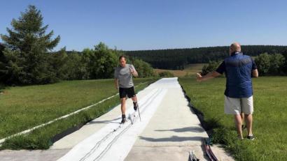 Bild: chl
Johannes Pfab, der Trainer der Hirschauer Langläufer, hatte bereits in Oberwiesenthal die Gelegenheit auf einer Kunstloipe aus textilem Gewebe seine Runden zu ziehen. Für die breite Öffentlichkeit bietet sich diese Gelegenheit nun am Fuße des Monte Kaolino in Hirschau.