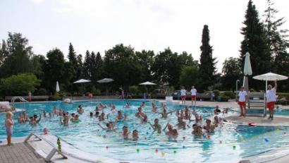 Bild: Marko Pammer/exb
Die Wasserwacht lernt derzeit über 70 Kindern aus Nabburg und der Umgebung das Schwimmen – mit einem bisher nicht angewandten Konzept.