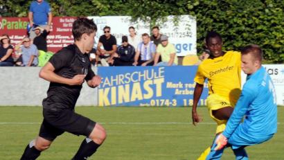 Bild: heh
Lamin Fatty (gelbes Trikot) schießt zum 1:0 für den SV Poppenreuth ein, die Tirschenreuther Tobias Siegert und Torwart Leo Denk sind machtlos. Aus: SV Poppenreuth - FC Tirschenreuth 2:1.