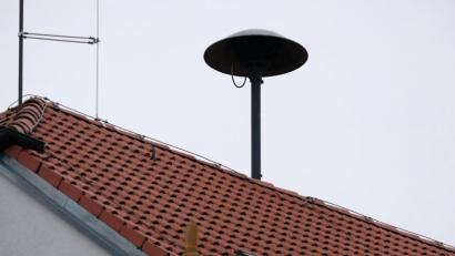 Symbolbild: Stephan Jansen/dpa
Eine Sirene auf dem Dach eines Rathauses. Aktuell gibt es 140 Warnanlagen in den Städten und Gemeinden des Landkreises Tirschenreuth.