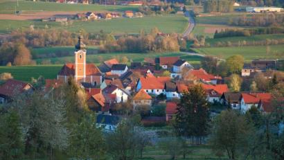 Bild: Stefan Ebenschwanger /exb
Ein Blick auf den Ortskern von Dieterskirchen und das angrenzende Umland. Die Gemeinde hat sich um das Gütesiegel "Heimatdorf" beworben.