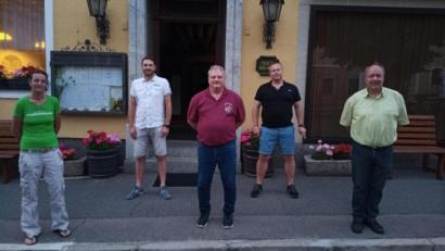Bild: bey
Herbert Lorenz (Mitte) wurde als Vorsitzender der Siedlergemeinschaft Pleystein im Amt bestätigt. Ebenso wie die Stellvertreter Uli Prem und Patrick Wild (hinten, von links). Neu im Amt ist Nadine Bock (vorne, links) als Kassier. Herbert Lorenz wurde für 10jährige Mitgliedschaft, Martin Fuchs für 30-jährige Mitgliedschaft geehrt.