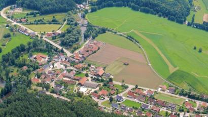 Luftbild: akp
Im Bereich der Gemeinde Schwarzach gibt es 86 Baulücken, die sich in privater Hand befinden. Die Bereitschaft zum Verkauf ist gering.
