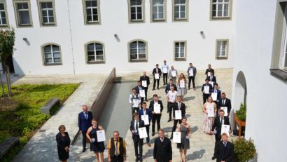 Bild: Stühlinger/Regierung der Oberpfalz/exb 
33 neue Meister der Landwirtschaft bekamen in Regensburg ihre Briefe überreicht. Die beiden besten Absolventen stammen aus dem Landkreis Schwandorf.