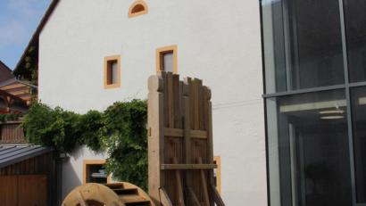 Bild: frd
Als "Aufwertung für das Stadtbild" wird der neugestaltete Giebel des Massivstadels im Mühlweg (helle Fassade) gewertet. Er schaffe einen reizvollen Kontrast zum Neubau des Stadtarchivs (Glasfassade rechts).