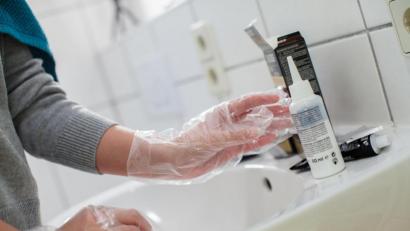 Symbolbild: Christin Klose/dpa
Für das Haarefärben zu Hause gibt es Fertigprodukte. Einzelne Komponenten müssen dann nur noch zusammengemischt werden.