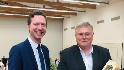 Bild: ak
Von Landrat Florian Wiedemann erhielt Altbürgermeister Manfred Porsch (von links) die Ehrenmedaille des Landkreises Bayreuth in Silber.