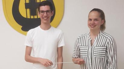 Bild: sak
Den Dirigentenstab übergibt Irene Meiler an den neuen Leiter des Jugendorchesters der Werkvolkkapelle Schlicht, Lukas Schöpf.
